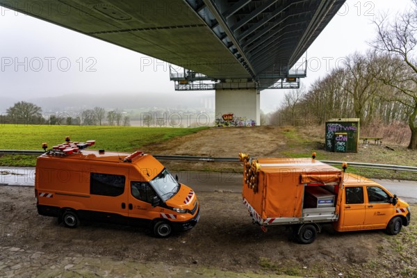 Autobahn GmbH vehicles under the Ruhr Valley Bridge, work in the bridge box, during the closure of the A52 motorway, between AK Breitscheid and AS Kettwig, in the direction of Essen, a transitional structure where the roadway merges with the Ruhr Valley Bridge is damaged and must be renewed, how long the repair will take is still unknown, the consequences are long traffic jams and delays for car drivers, the bridge is damaged and must be renewed by more than 8 0.000 vehicles are used and are to be replaced in the long term, it was completed in 1966, it is the longest Steel road bridge in Germany