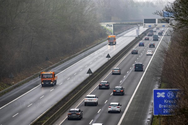 Closure of the A52 motorway, between AK Breitscheid and AS Kettwig, in the direction of Essen, a transitional structure where the roadway merges with the Ruhr Valley Bridge is damaged and must be renewed, how long the repair will take is still unknown, the consequences are long traffic jams and delays for car drivers, the bridge is used daily by more than 80, 000 vehicles and is to be replaced in the long term, it was completed in 1966, it is the longest Steel road bridge in Germany