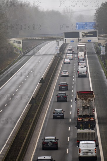 Closure of the A52 motorway, between AK Breitscheid and AS Kettwig, in the direction of Essen, a transitional structure where the roadway merges with the Ruhr Valley Bridge is damaged and must be renewed, how long the repair will take is still unknown, the consequences are long traffic jams and delays for car drivers, the bridge is used daily by more than 80, 000 vehicles and is to be replaced in the long term, it was completed in 1966, it is the longest Steel road bridge in Germany