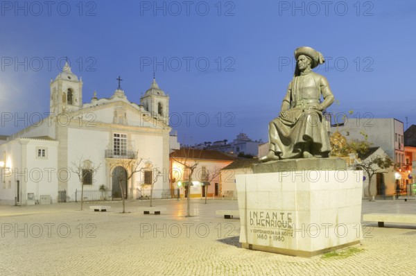 Church of Santa Maria ou da Misericordia and monument to Henry the Navigator at dusk, Praca Infante Dom Henrique, Lagos, Algarve, Portugal
