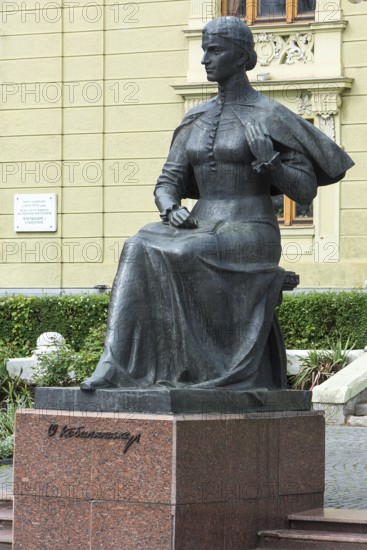 Statue of Ukrainian National Poet Olga Kobyljanska, in the back the Olha-Kobylianska Theatre, Czernowicz, Bukovina, Ukraine