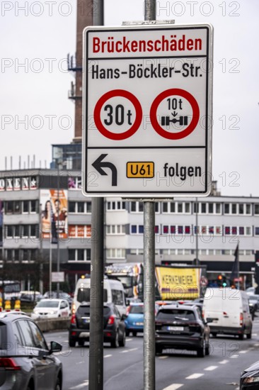 Information on bridge damage to a road bridge over a railway line, weight limit, axle load limitation so as not to increase the damage, Hans-Böckler-Straße in Essen, North Rhine-Westphalia, Germany