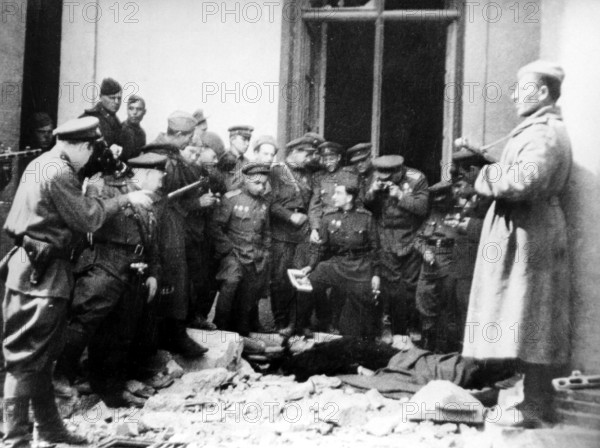 The wrong Hitler, Reich Chancellery Wilhelmstraße 77, Berlin in May 1945 J. Chaldej about this photo: This is a very interesting photo: The wrong Hitler in front of the Reich Chancellery. Many Germans were simply stupid. The war was over, Hitler was broken, and yet some wore his beard and crown. Our soldiers shouted: “Oh, look, that's Hitler! 'and shot him. Twelve to fifteen Hitlers were brought to the headquarters every day, all with moustaches and slanted heads