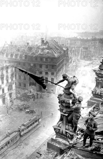 At the Berlin Reichstag, May 2, 1945, three Soviet soldiers fly the flag of the Soviet Union. The three soldiers are the Ukrainian Alexei Leontyevich Kovalyov, the Kumyken Abdulchakim Isakovich Ismailov and the Belorussian Leonid Goritchev. J. Chaldej took 36 pictures, which he later also changed by adding clouds of smoke, retouching the watch and assembling further variants. The picture became an icon and symbol of the victory over National Socialism