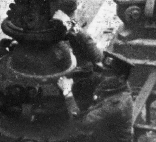 Excerpt from the photo: At the Berlin Reichstag, May 2, 1945, three Soviet soldiers hoist the flag of the Soviet Union. Retouched The watch on the right wrist was scraped out. The picture became an icon and symbol of the victory over National Socialism