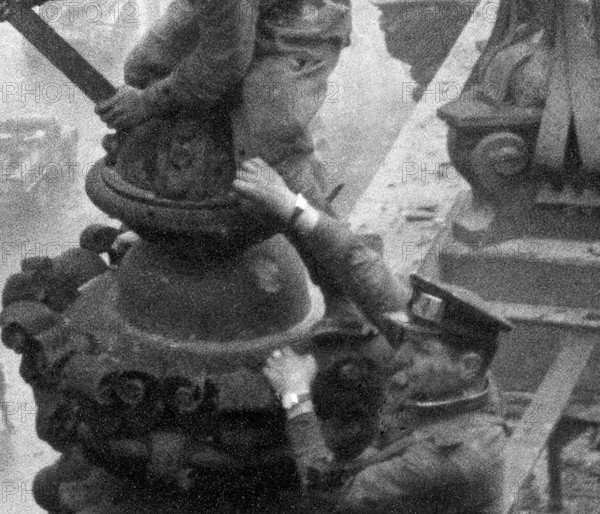 Excerpt from the photo: At the Berlin Reichstag, May 2, 1945, three Soviet soldiers hoist the flag of the Soviet Union. The soldier is wearing two watches, i.e. an unretouched version. The picture became an icon and symbol of the victory over National Socialism