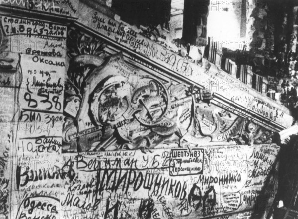 Russian soldiers immortalized themselves at the Reichstag, Berlin in May 1945. J. Chaldej about this photo: These are inscriptions on the Reichstag. After the war, I wrote a book together with the poet Dolmatovsky and looked for many soldiers who had immortalized themselves here. '