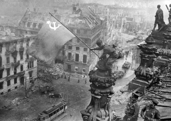 Auf dem Berliner Reichstag, 2. Mai 1945, drei sowjetische Soldaten hissen die Flagge der Sowjetunion. Bei den drei Soldaten handelt es sich den Ukrainer Alexei Leontjewitsch Kowaljow, den Kumyken Abdulchakim Issakowitsch Ismailow und den Weißrussen Leonid Goritschew und nicht um die offiziell dafür als Helden der Sowjetunion gefeierten drei Soldaten Meliton Kantaria, Michail Alexejewitsch Jegorow und Konstantin Samsonow. Insgesamt machte J. Chaldej 36 Aufnahmen, die er später auch veränderte, indem er Rauchwolken einfügte, die Uhr retuschierte und per Montage weitere Varianten anfertigte. Das Bild wurde zur Ikone und zum Symbol für den Sieg über den Nationalsozialismus
