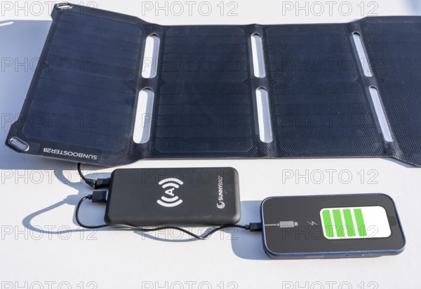Solar module for charging power banks, mobile phones, small, transportable, emergency preparedness in the event of a power failure, blackout, energy supply from solar energy