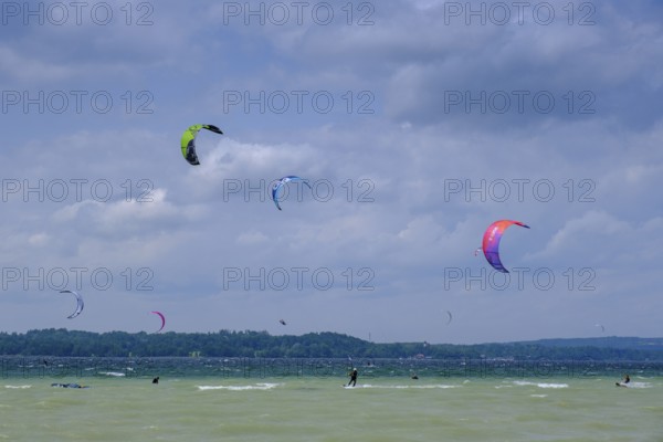 Surfer, Kite Surfer, Wind am Starnberger See, Ostseite, Fünfseenland, Upper Bavaria, Bavaria, Germany