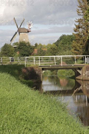Windmühle, Spetzerfehn, part of the 5-Mühlen-Land, bicycle route, East Frisia, Germany
