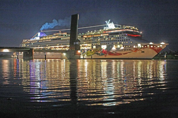 Jann-Berghaus-Brücke, Leer, passage, Norwegian Jewel, new building, 2005, Jewel class, Meyer Werft, Ems, Germany