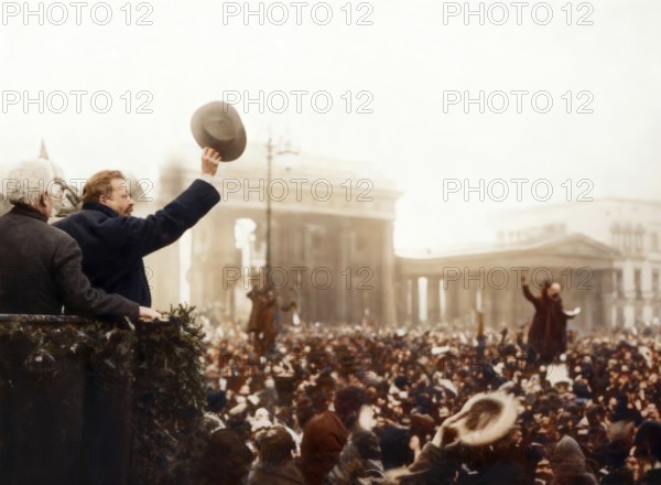 Friedrich Ebert greets returning German soldiers, as they pass through the Brandenburger Gate in Berlin, Germany 1918