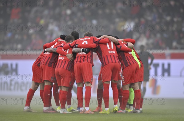 Team building, circle of the team in front of the start of the game 1. FC Heidenheim, soccer Bundesliga, Voith-Arena, Heidenheim, Baden-Württemberg, Germany