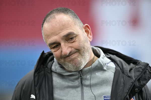 Coach coach Frank Schmidt 1. FC Heidenheim 1846 FCH portrait thoughtful soccer Bundesliga, Voith-Arena, Heidenheim, Baden-Württemberg, Germany