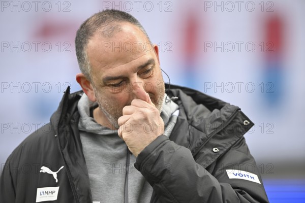 Coach Coach Frank Schmidt 1. FC Heidenheim 1846 FCH Portrait thoughtfully touches the nose, soccer Bundesliga, Voith-Arena, Heidenheim, Baden-Württemberg, Germany