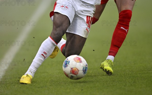 Feature Detail Football legs duel, action Yan Diomande RasenBallsport Leipzig RBL (49) vs Mathias Honsak 1. FC Heidenheim 1846 FCH (17) Soccer Bundesliga, Voith-Arena, Heidenheim, Baden-Württemberg, Germany