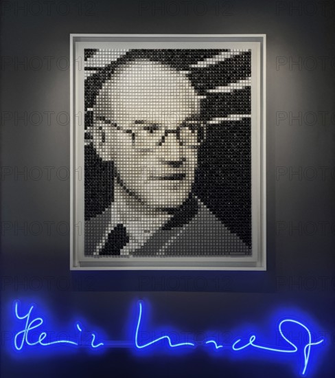 Portrait of Heinz Nixdorf from 3691 used computer keys, pixel art by Peter Schönwandt with the title Heinz A homage to a pioneer of computer history