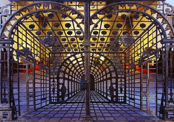 Baroque grid, the iron grid in front of the West Choir is considered the oldest perspective grid in Germany, cathedral, Paderborn, North Rhine-Westphalia