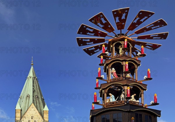 Christmas market with mulled wine pyramid and the tower of Paderborn Cathedral, Ostwestfalen-Lippe, North Rhine-Westphalia, Germany