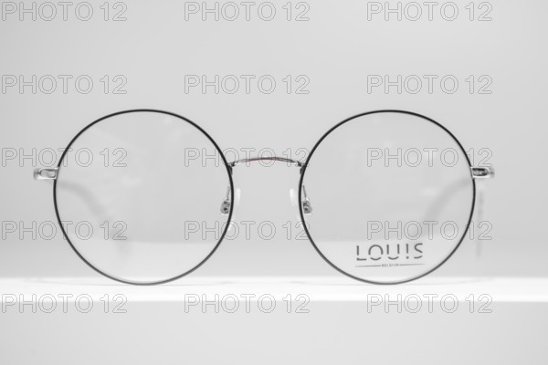 Round, minimalistic glasses with the inscription 'Louis' on white background, optician, Pforzheim