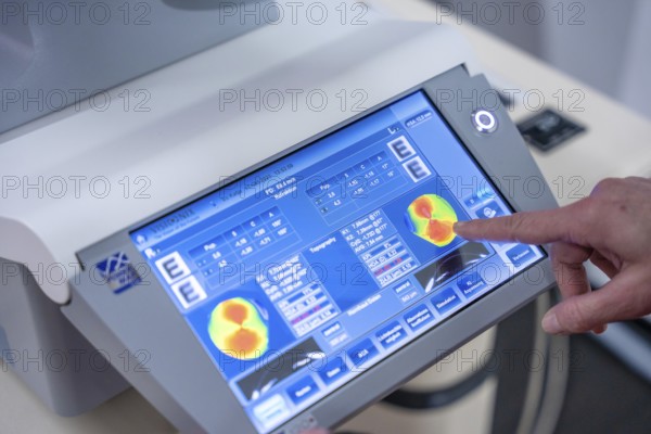 Medical device with touchscreen display, operated by one hand, optician, Pforzheim