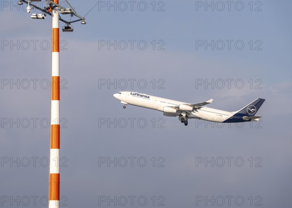 Düsseldorf Airport, DUS, Lufthansa, D-AIGO, Airbus A340, at takeoff