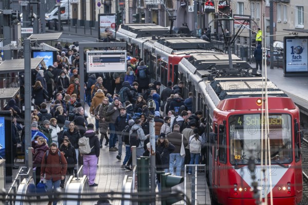 Tram stop Bahnhof Deutz/Lanxess Arena in Cologne-Deutz, rush hour in the afternoon, full platforms, public transport, line 4, North Rhine-Westphalia, Germany