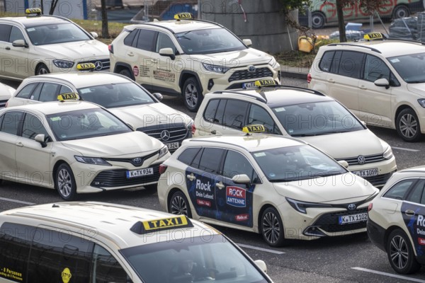Waiting area, staging area, for taxis, at Cologne/Bonn airport, from here the taxis go to the terminal building when there is enough space and demand again, Pausenplatz, North Rhine-Westphalia, Germany