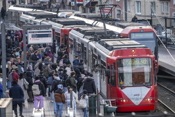 Tram stop Bahnhof Deutz/Lanxess Arena in Cologne-Deutz, rush hour in the afternoon, full platforms, public transport, lines 3 and 4, North Rhine-Westphalia, Germany