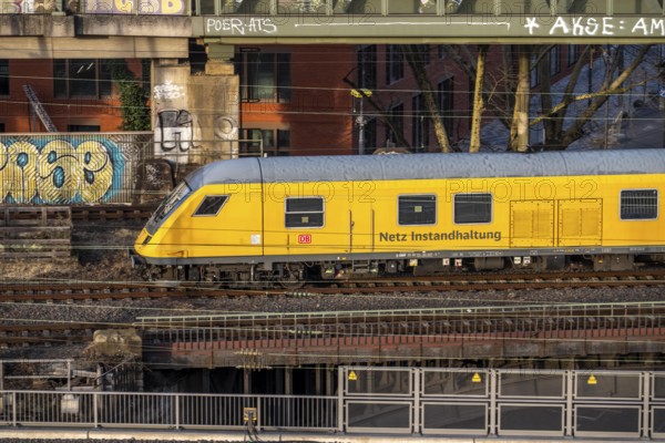 Train on the line, platform tracks in front of Cologne-Messe/Deutz station, route measurement by a special DB Netz maintenance train, checks the tracks, North Rhine-Westphalia, Germany