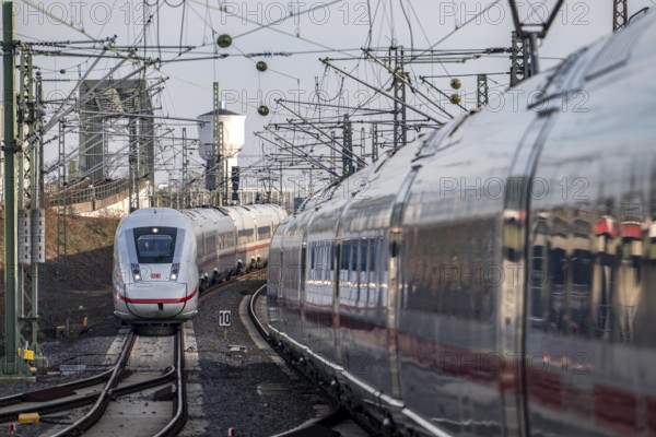 Trains on the line, platform tracks in front of Cologne-Messe/Deutz station, ICE long-distance train, North Rhine-Westphalia, Germany