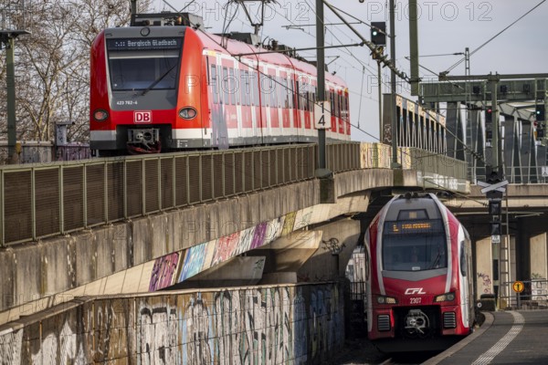 Trains on the line, platform tracks in front of Cologne-Messe/Deutz station, regional trains, North Rhine-Westphalia, Germany