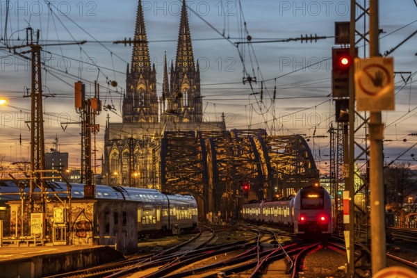 Rail track in front of Cologne Central Station, Hohenzollern Bridge across the Rhine, regional trains, in front of the railway bridge, Cologne Cathedral, North Rhine-Westphalia, Germany