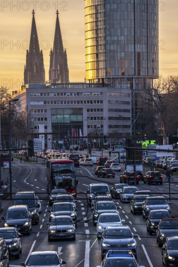 City traffic in Cologne-Deutz, rush hour in the afternoon, Opladener Strassen, Cologne Cathedral, Cologne-Triangle skyscraper, North Rhine-Westphalia, Germany
