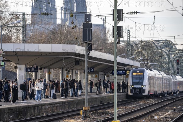 Passengers on the platform, regional train at Cologne-Messe/Deutz station, 2nd largest train station in Cologne, transfer station between long-distance and local transport, exhibition station, 8 platform tracks, North Rhine-Westphalia, Germany
