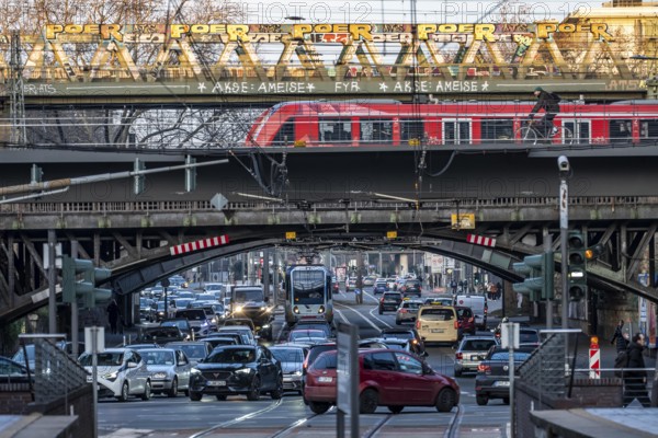 Regional train on the line, railway bridge over Deutz-Mülheimer-Straße, more than 10 tracks crosses the road on 6 bridge structures, tram, platform tracks in front of Cologne-Messe/Deutz station, North Rhine-Westphalia, Germany