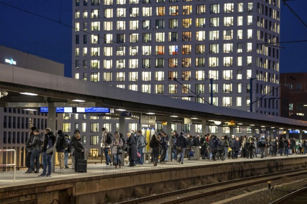 Passengers on the platform, Cologne-Messe/Deutz station, 2nd largest train station in Cologne, transfer station between long-distance and local transport, exhibition station, 8 platform tracks, office building, North Rhine-Westphalia, Germany