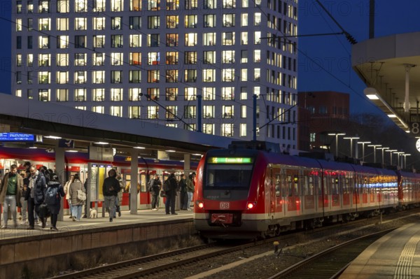 Passengers on the platform, regional train, S-Bahn, at Cologne-Messe/Deutz station, 2nd largest train station in Cologne, transfer station between long-distance and local transport, exhibition station, 8 platform tracks, office building, North Rhine-Westphalia, Germany