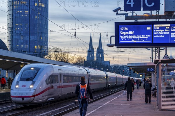ICE long-distance train at Cologne-Messe/Deutz station, 2nd largest station in Cologne, transfer station between long-distance and local traffic, exhibition station, 8 platform tracks, Cologne Cathedral, North Rhine-Westphalia, Germany