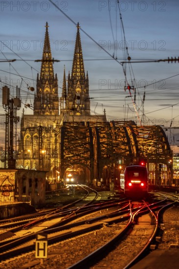 Rail track in front of Cologne Central Station, Hohenzollern Bridge across the Rhine, regional trains, in front of the railway bridge, Cologne Cathedral, North Rhine-Westphalia, Germany