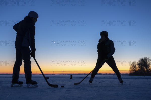 Winter at Dümmer, ice hockey player on the lake, Eickhöpen, Lembruch, Lower Saxony, Germany