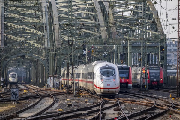 Railway in front of Cologne Central Station, Hohenzollern Bridge across the Rhine, ICE long-distance trains and regional trains, S-Bahn, in front of the railway bridge, Cologne, North Rhine-Westphalia, Germany