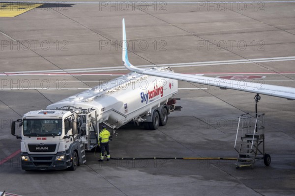Refueling an aircraft after landing, in front of takeoff, air fuel, kerosene, Skytanking tank truck at the parking position, at the terminal, gate, at the Cologne/Bonn airport, CGN, North Rhine-Westphalia, Germany