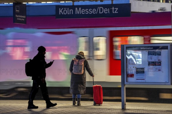 Passengers on the platform, S-Bahn train, Cologne-Messe/Deutz station, 2nd largest train station in Cologne, transfer station between long-distance and local transport, exhibition station, 8 platform tracks, North Rhine-Westphalia, Germany