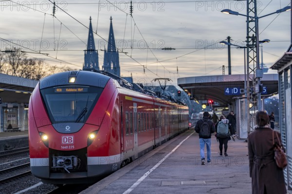 Long-distance train and regional train at Cologne-Messe/Deutz station, 2nd largest station in Cologne, transfer station between long-distance and local transport, exhibition station, 8 platform tracks, North Rhine-Westphalia, Germany