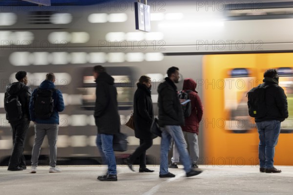 Passengers on the platform, RRX, Rhein-Ruhr-Express train arrives, Cologne-Messe/Deutz station, 2nd largest train station in Cologne, transfer station between long-distance and local transport, exhibition station, 8 platform tracks, North Rhine-Westphalia, Germany