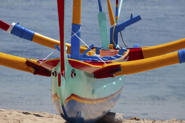 Restored, brightly painted outrigger fishing boats on Sanur beach, Bali, Indönsia