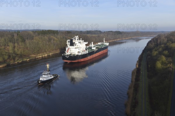 Tanker, oil tanker MIAMI LIGHT sails with a tug through the Kiel Canal, NOK, Kiel Canal, Kiel Canal, Schleswig-Holstein, Germany