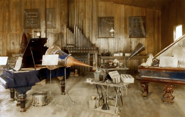 Edison‘s experimental development facility for the phonograph, Thomas Alva Edison, digitally edited according to a photography by W. K. Dickson, 1892